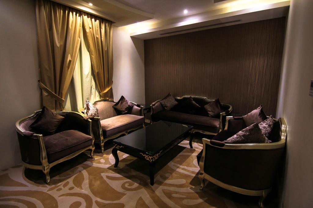 Rest Night Serviced Apartments- Alhamra ริยาดห์ ห้อง รูปภาพ A living room in a hotel
