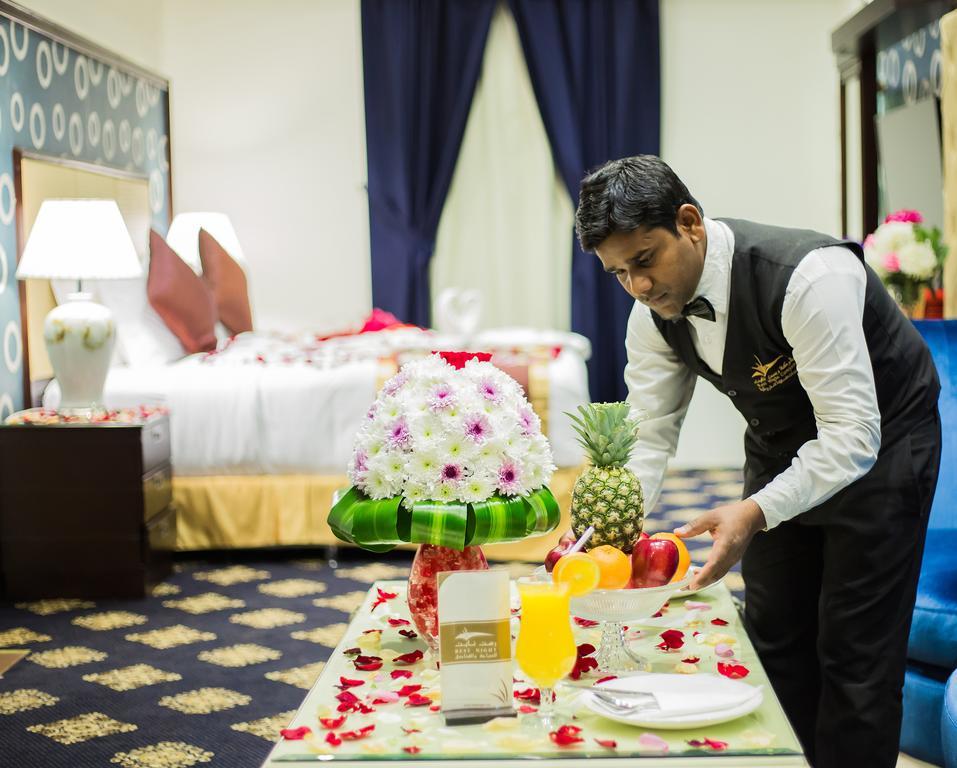 Rest Night Serviced Apartments- Alhamra ริยาดห์ ภายนอก รูปภาพ A room service attendant at work