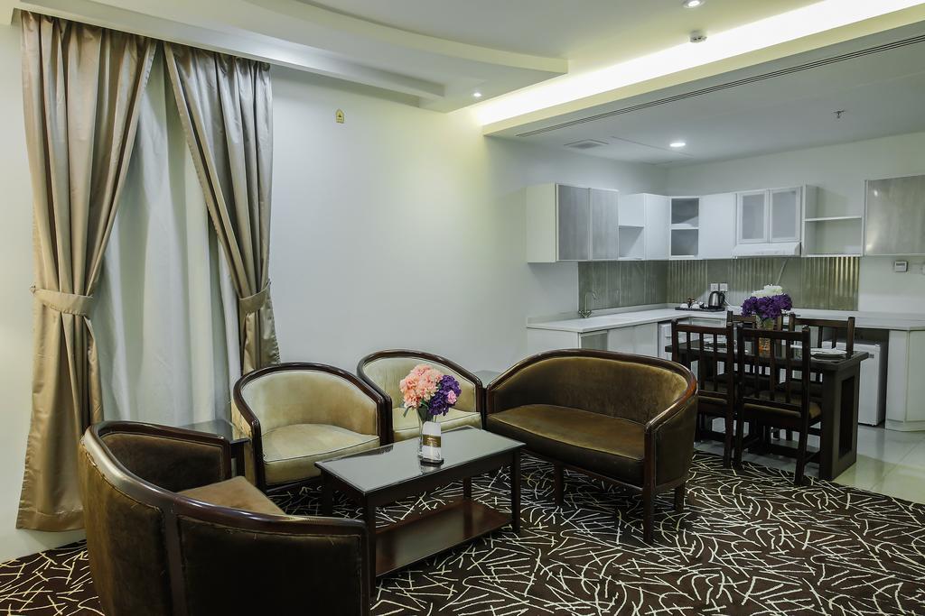 Rest Night Serviced Apartments- Alhamra ริยาดห์ ภายนอก รูปภาพ A living room in a typical apartment