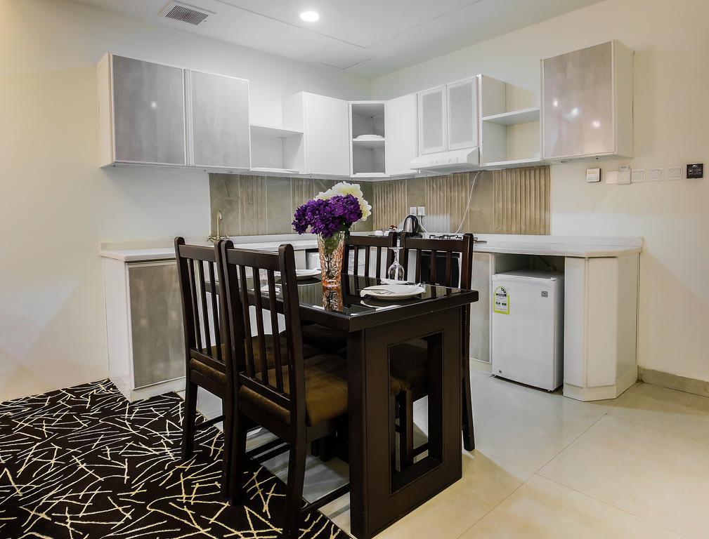 Rest Night Serviced Apartments- Alhamra ริยาดห์ ภายนอก รูปภาพ A kitchen in a serviced apartment in Cairo, Egypt