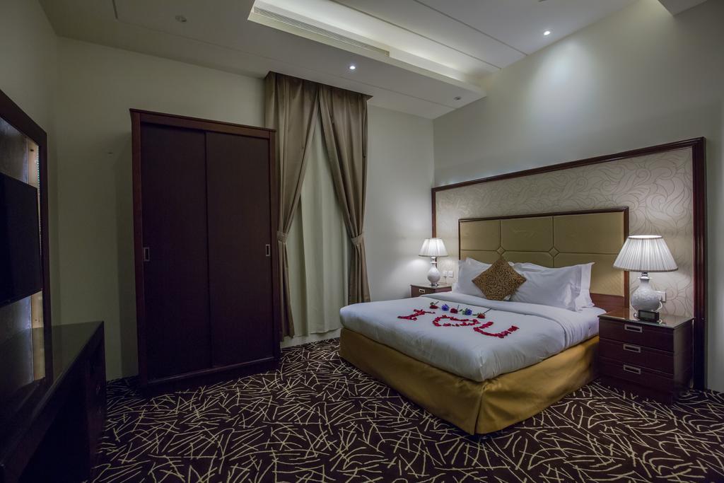 Rest Night Serviced Apartments- Alhamra ริยาดห์ ภายนอก รูปภาพ A bedroom at the hotel
