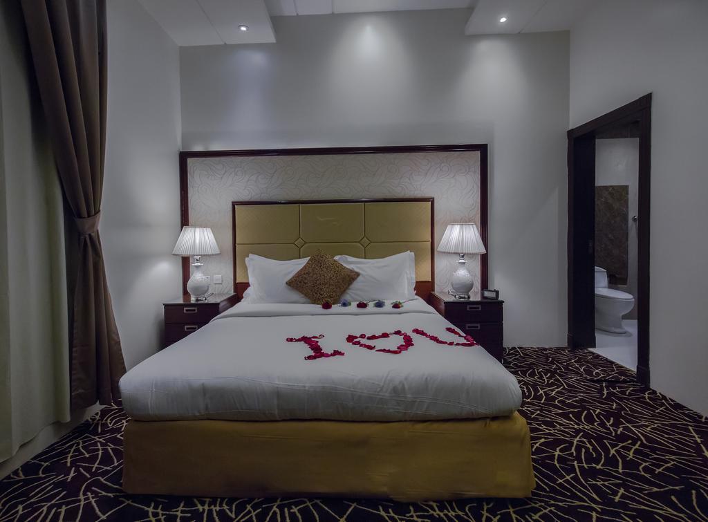 Rest Night Serviced Apartments- Alhamra ริยาดห์ ภายนอก รูปภาพ A bedroom in the hotel