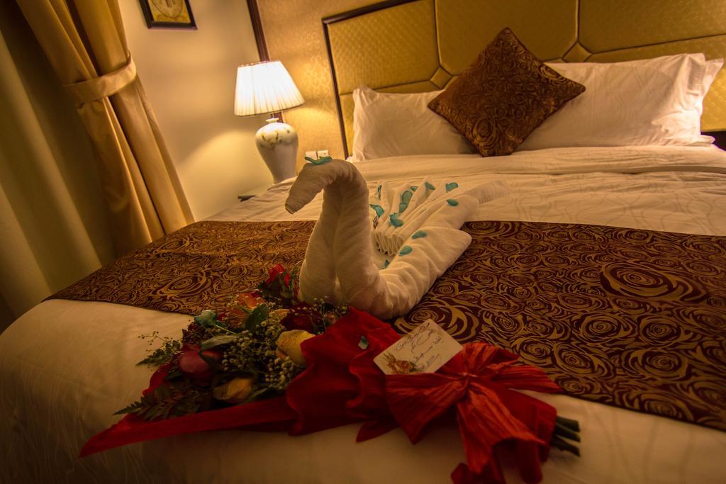 Rest Night Serviced Apartments- Alhamra ริยาดห์ ห้อง รูปภาพ A towel swan