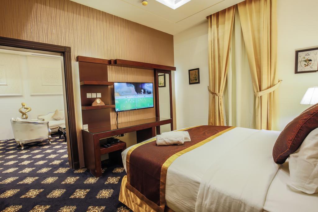 Rest Night Serviced Apartments- Alhamra ริยาดห์ ภายนอก รูปภาพ A bedroom in the hotel