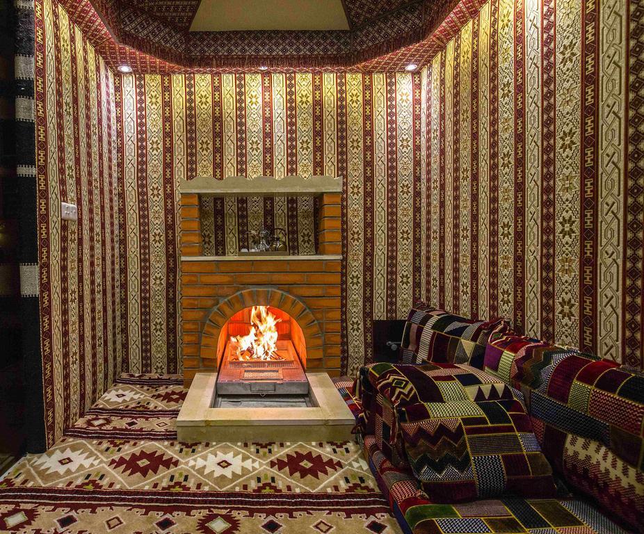 Rest Night Serviced Apartments- Alhamra ริยาดห์ ภายนอก รูปภาพ A majlis with a fireplace