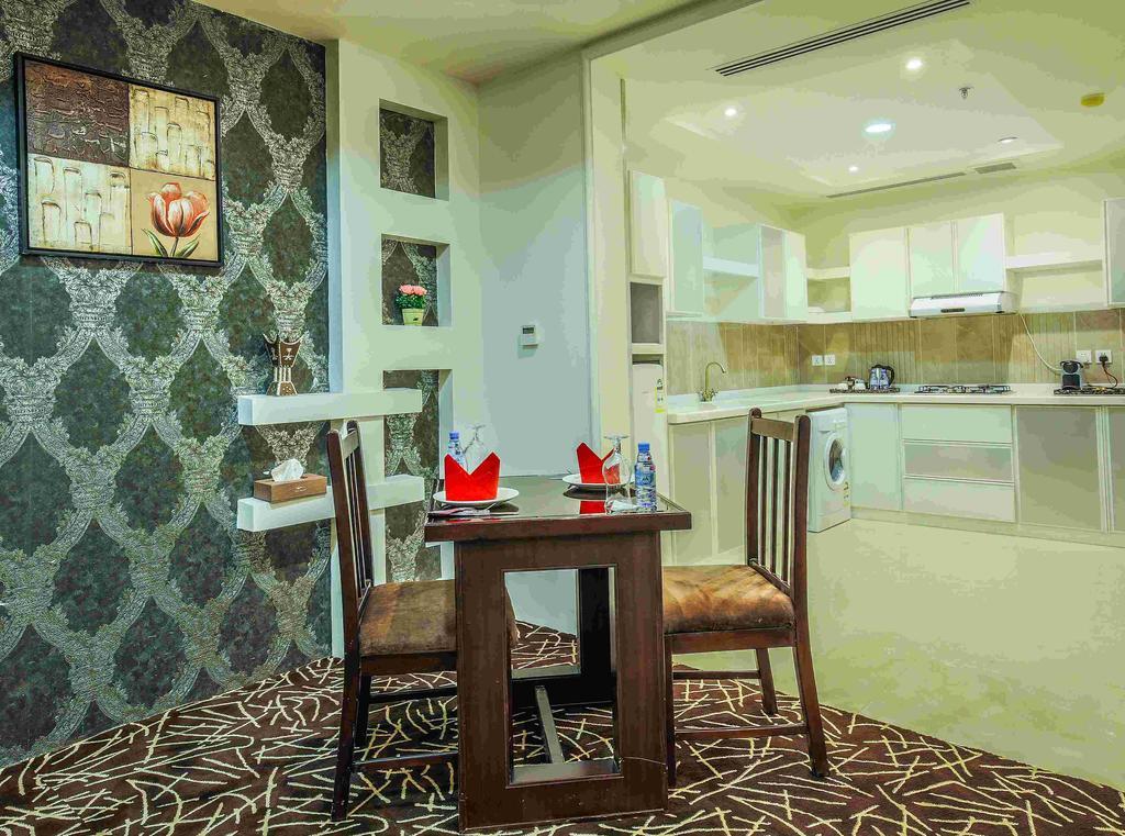 Rest Night Serviced Apartments- Alhamra ริยาดห์ ภายนอก รูปภาพ A kitchen in a hotel suite